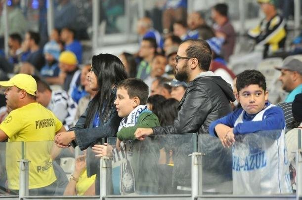 Torcida do Cruzeiro encarou frio e crise de abastecimento para apoiar o time contra o Palmeiras, no Mineiro