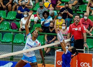 Recuperada de lesão, central não entrou em quadra no triunfo mineiro por 3 a 1. Oposta Danielle Cuttino voltou ao time titular 