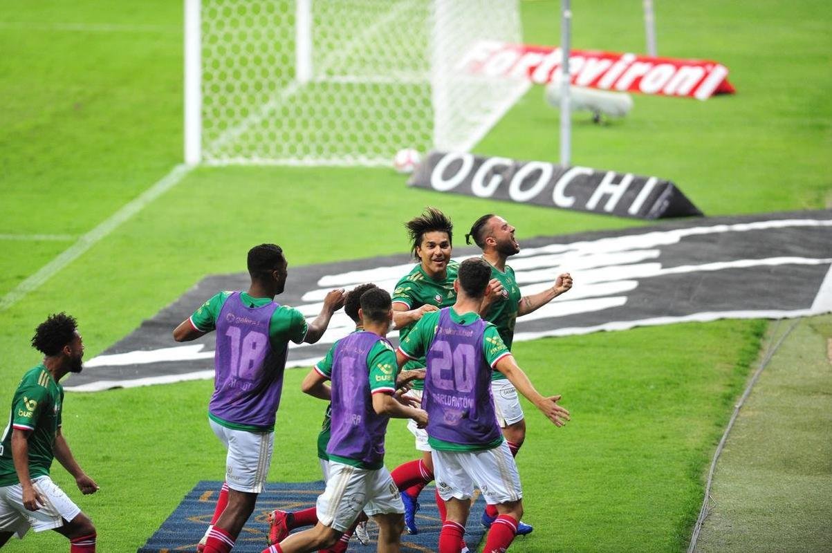 Na volta ao Mineiro, torcida fez festa com a vitria do Cruzeiro por 1 a 0 sobre o Confiana. No fim da partida, jogadores agradeceram o apoio dos cruzeirenses.