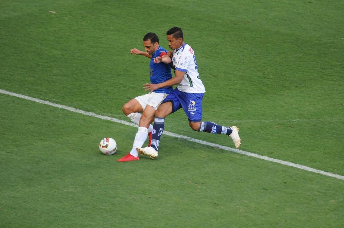 Cruzeiro goleou URT por 3 a 0 no Independncia com gols de Thiago, Machado e Edu em sua estreia no Mineiro. Ronaldo, dono da SAF, assistiu  partida no Horto. Duelo marcou estreia do tcnico uruguaio Paulo Pezzolano