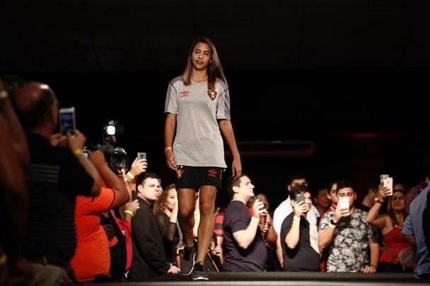 Festa de lançamento dos novos uniformes contou com a presença de jogadores e show de Paralamas de Sucesso