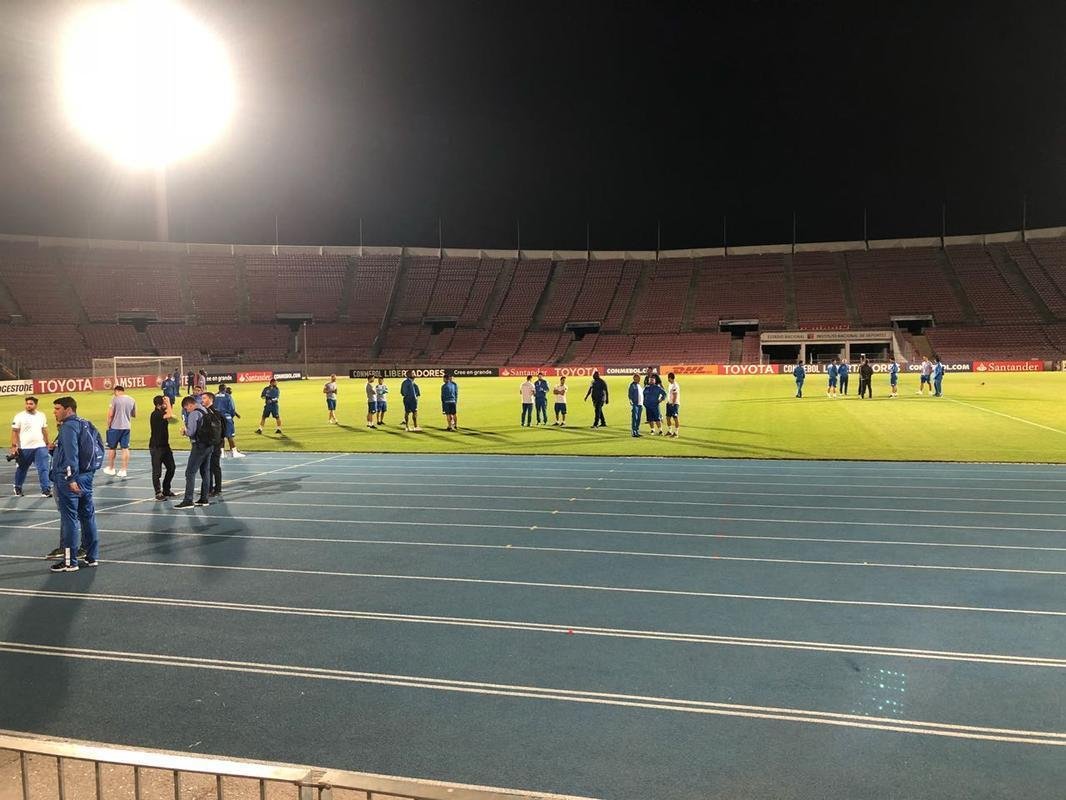 Na vspera de jogo contra a Universidad de Chile, pela Copa Libertadores, elenco do Cruzeiro fez reconhecimento de gramado do Estdio Nacional, em Santiago (Lauro Lopes/TV Alterosa)