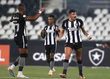 Com dois de Tiquinho Soares, Botafogo voltou a vencer a pode abrir vantagem na liderança do Campeonato Brasileiro