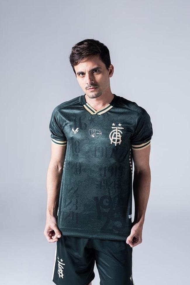 Fotos do modelo vencedor do Camisa Cento e Deca, concurso realizado em homenagem aos 110 anos de histria do Amrica