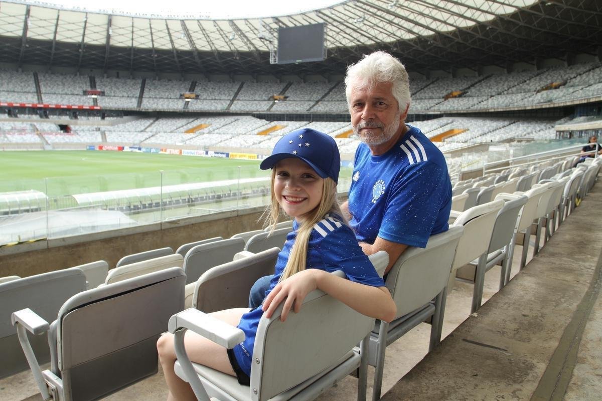 Al�cia Reis, de 8 anos, e o av�, Carlos Reis, de 56: paix�o da garotinha pelo Cruzeiro vem literalmente desde o ber�o. A cada jogo, os dois se juntam para apoiar o time no Mineir�o.
