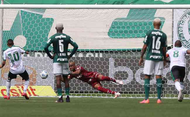 Ademir desperdiçou um pênalti na reta final do primeiro tempo, quando o duelo com o Palmeiras estava empatado em 1 a 1