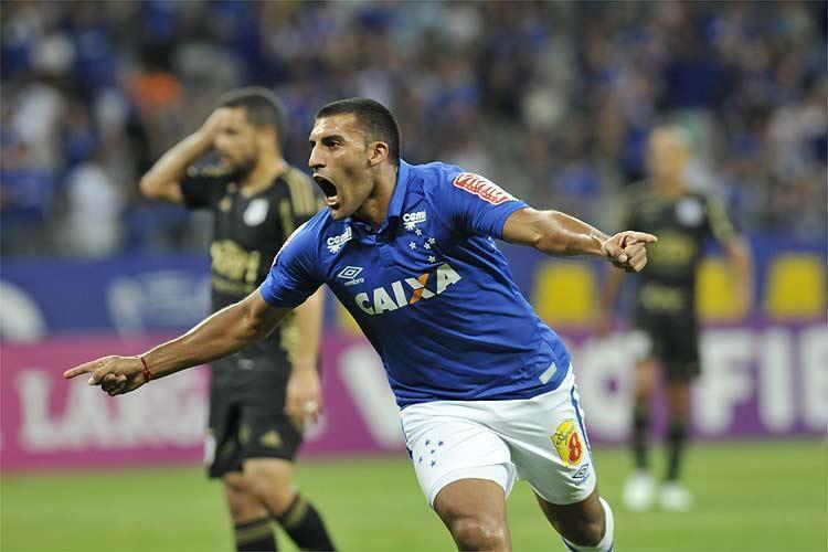 Ramón Ábila (atacante) - tornou-se conhecido internacionalmente ao fazer muitos gols pelo Huracán na Copa Libertadores de 2014 e na Sul-Americana de 2015. Em junho de 2016, o Cruzeiro propôs pagar US$ 4,2 milhões de dólares por 50% dos direitos econômicos do argentino, com a garantia de que compraria a outra metade do 'passe' ao término do segundo ano de contrato. Ábila até teve boa passagem pelo clube - 26 gols em 61 jogos - e caiu nas graças da torcida. Só que o investimento era demasiado alto para os cofres celestes. O camisa 9, então, transferiu-se para o Boca Juniors.