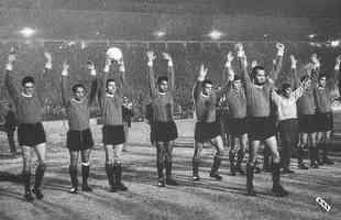 Independiente-ARG (1964) - A caminhada at o primeiro ttulo do maior campeo da Libertadores comeou com a melhor campanha da fase de grupos. Na semifinal, o Independiente-ARG eliminou o Santos; na final, superou o Nacional-URU.