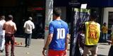 Torcedores do Cruzeiro saem s ruas com a camisa do clube, em dia de deciso