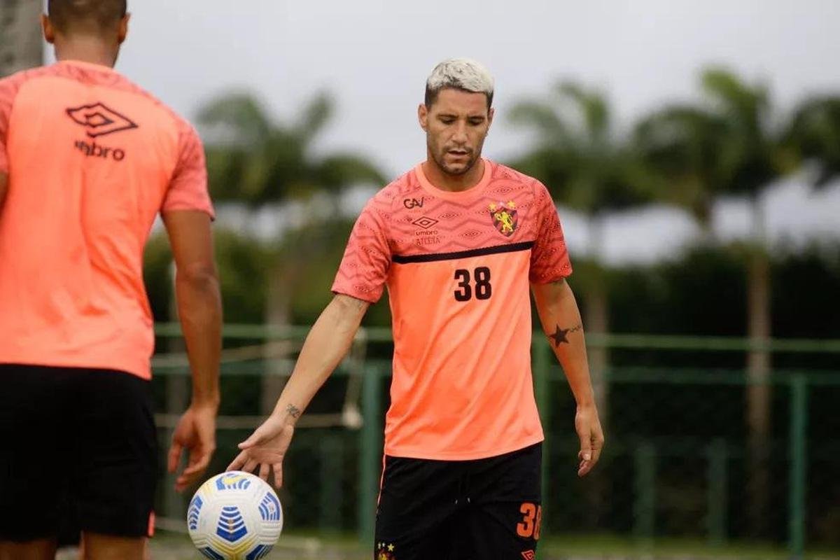 Meio-campista Thiago Neves pelo Sport, em 2021, antes de ficar sem clube
