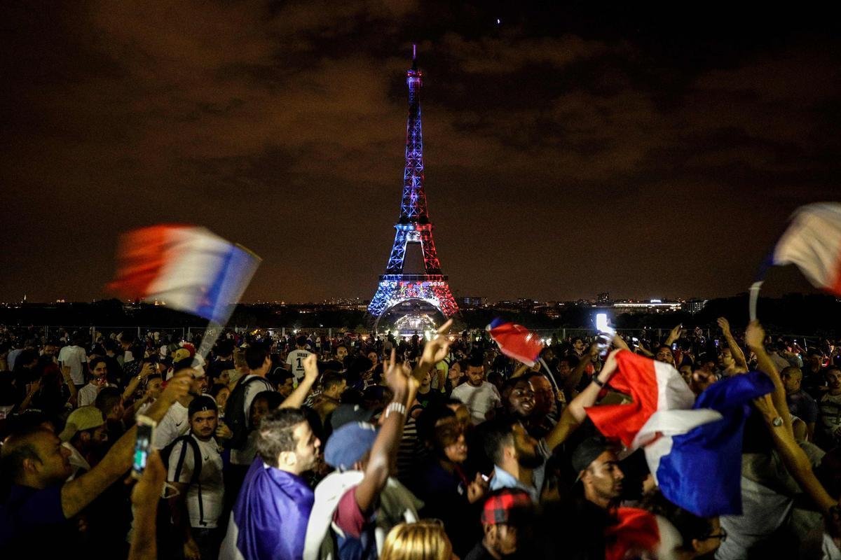 Quando a noite chegou, Paris ficou ainda mais linda: Torre Eiffel foi iluminada com as cores da bandeira francesa e Arco do Triunfo recebeu projees com rostos dos campees