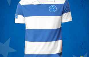 Em 1956, a camisa principal do Cruzeiro passou a ser, novamente, com listras verticais, alternadas entre azul e branco. Rplicas desse modelo foram vendidas pelo Cruzeiro em 2014 e nunca mais reproduzidas em camisas principais, somente de goleiros.
