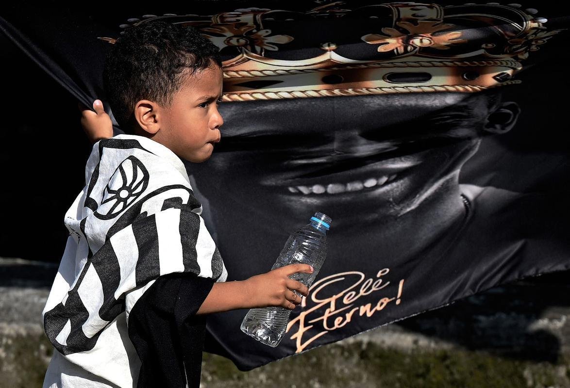 Os ltimos momentos do velrio de Pel, na Vila Belmiro, estdio do Santos. 