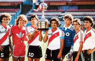 River Plate-ARG (1986) - O gol de Juan Gilberto Funes na final contra o Amrica de Cli-COL levou o River Plate-ARG  glria eterna pela primeira vez, em 1986. Naquele ano, os argentinos foram os melhores da fase de grupos, mesmo estando na chave dos poderosos Boca Juniors-ARG e Pearol-URU. Na fase semifinal (tambm em grupos), superou o atual campeo Argentinos Juniors-ARG e o Barcelona de Guayaquil-EQU.