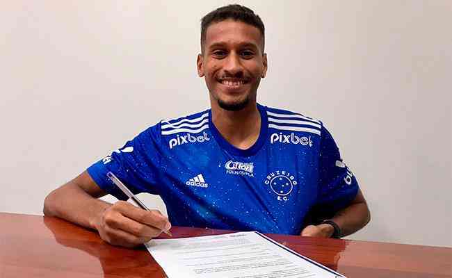 Adriano renovou seu contrato com o Cruzeiro até o fim de 2024