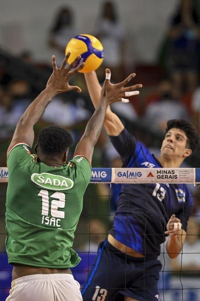 Cruzeiro se garantiu na decis�o do Sul-Americano de V�lei ao bater os argentinos do Policial Voley por 3 sets a 0, neste s�bado (5), no Gin�sio do Riacho, em Contagem. As parciais foram de 25/20, 29/27 e 25/16