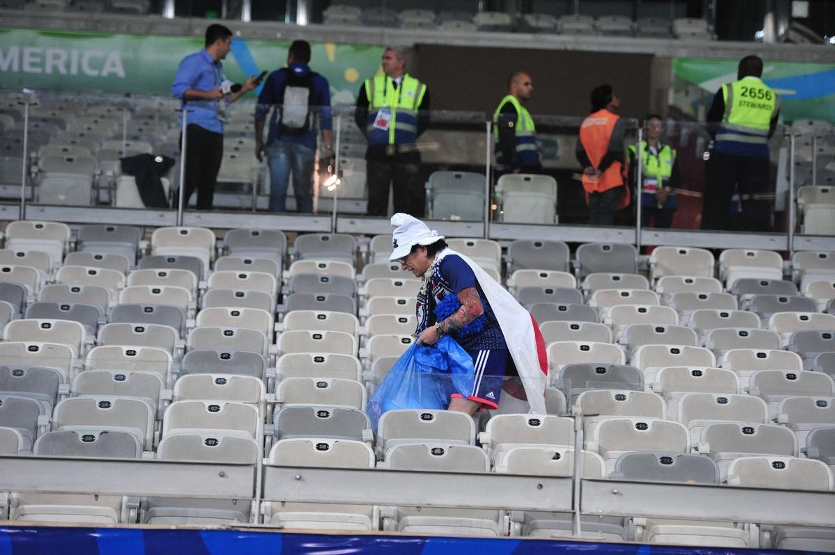 Depois do empate entre Japo e Equador, por 1 a 1, pela Copa Amrica, um torcedor japons deu um bom exemplo aos brasileiros. Com pacincia, ele recolheu lixo em vrios pontos do setor em que se encontrava no Mineiro. Na Copa de 2014, no Brasil, os nipnicos j haviam mostrado civilidade ao mundo ao limpar arquibancadas e vestirios dos estdios.