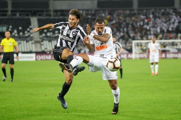 Fotos do duelo entre Botafogo e Atltico, no Estdio Nilton Santos, no Rio, pela ida das oitavas de final da Copa Sul-Americana