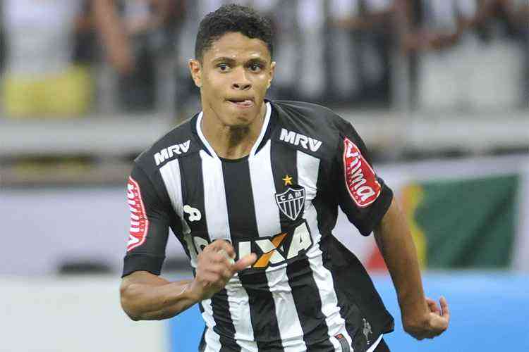 Ex-lateral do Atlético-MG e Náutico, Douglas Santos vibra com