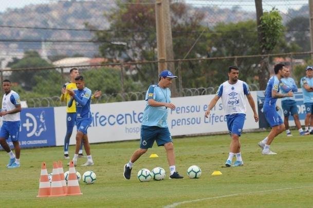 Adilson Batista em ao em seu primeiro treino  frente do Cruzeiro