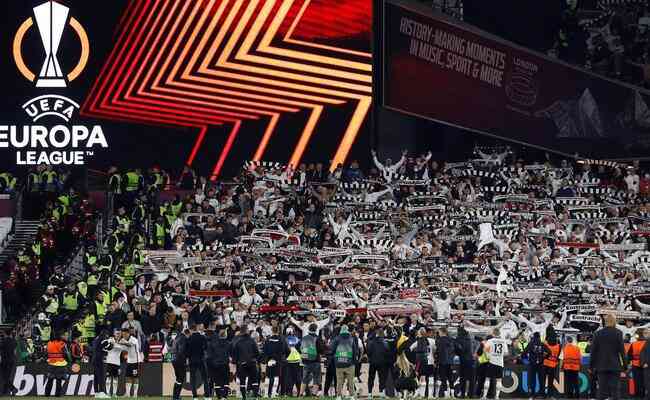 Torcida do Eintracht Frankfurt exalta os jogadores após vitória no primeiro jogo da semifinal da Liga Europa, sobre o West Ham, em Londres