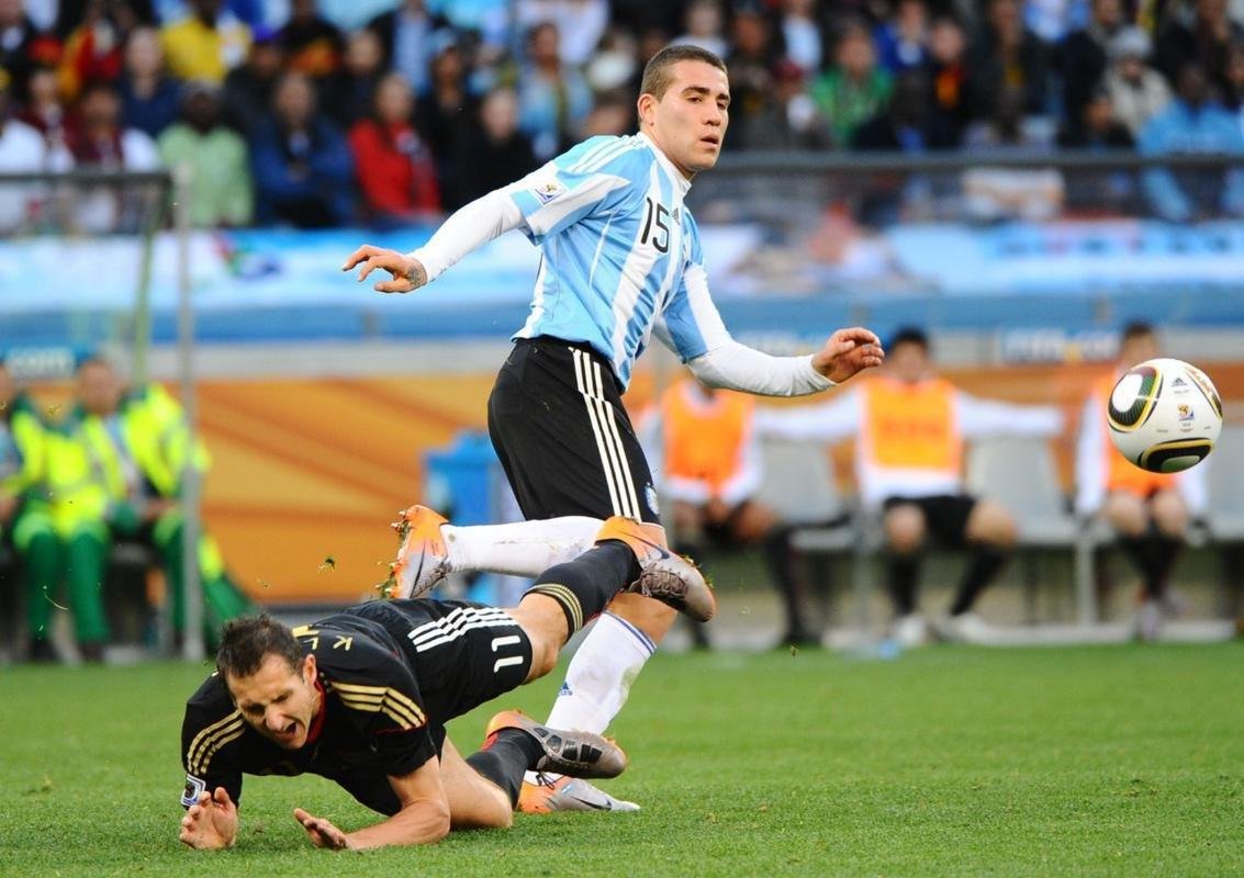 Zagueiro Otamendi em ao pela Seleo Argentina na derrota de goleada por 4 a 0 para a Alemanha, pelas quartas de final da Copa do Mundo de 2010, na frica do Sul.