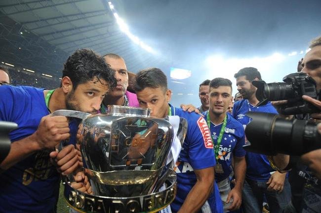 Leo e Henrique beijam a taa da Copa do Brasil de 2017