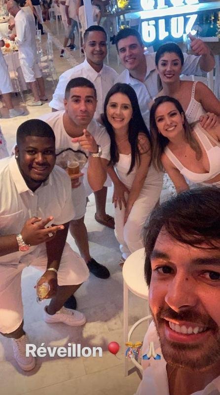 Ricardo Goulart encheu as redes sociais de fotos da noite de rveillon