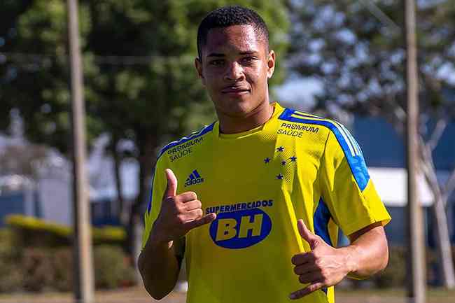 Vitor Roque não entrou em campo, mas esteve no banco de reservas na vitória do Cruzeiro sobre o Coritiba, pela Série B
