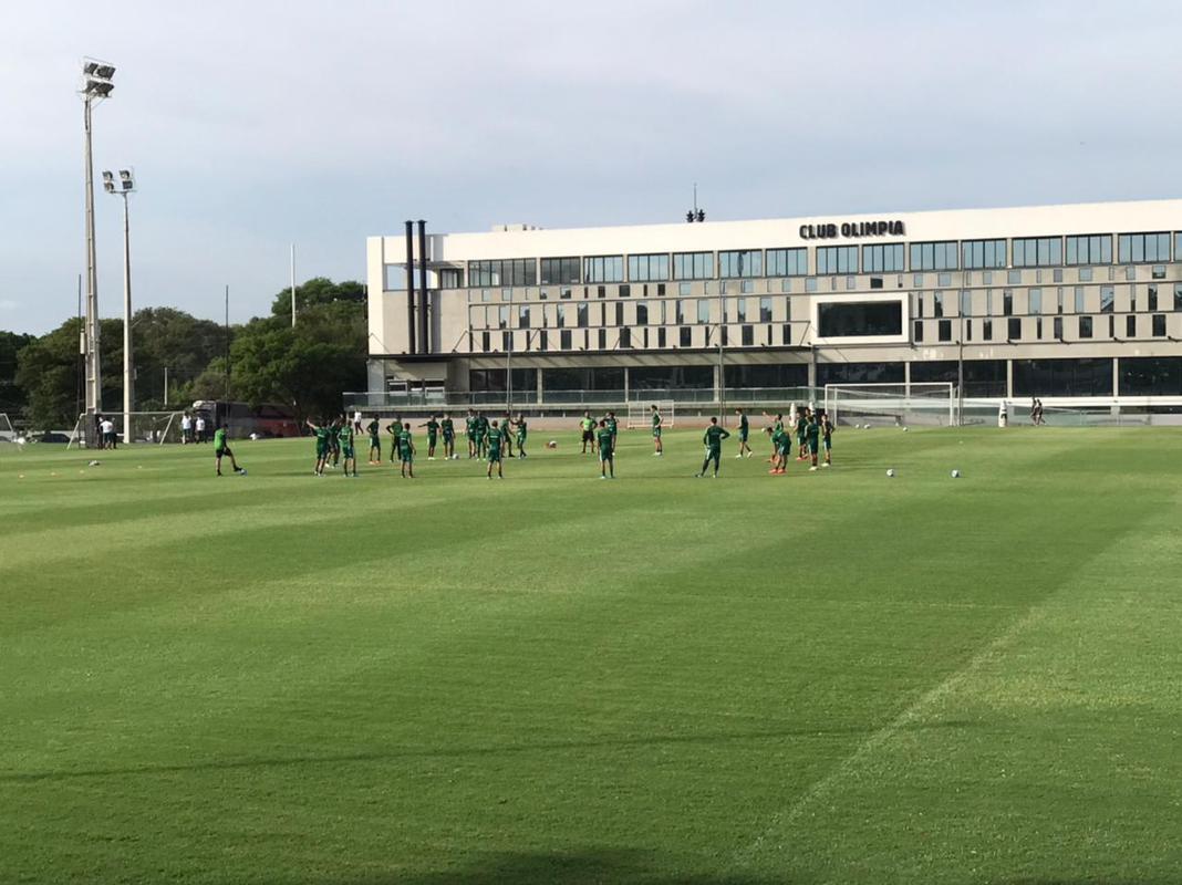 Fotos do treino do Amrica no CT do Olimpia, do Paraguai, nesta tera-feira (01/03). Coelho enfrenta o Guaran pela partida de volta da segunda fase da Copa Libertadores nesta quarta (02/03).