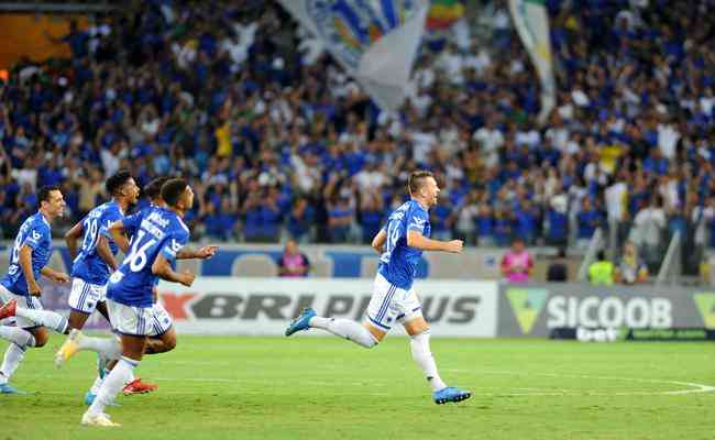 Eduardo Brock festeja golao de falta que abriu caminho para a vitria do Cruzeiro