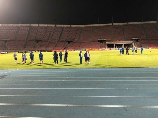 Na vspera de jogo contra a Universidad de Chile, pela Copa Libertadores, elenco do Cruzeiro fez reconhecimento de gramado do Estdio Nacional, em Santiago (Lauro Lopes/TV Alterosa)