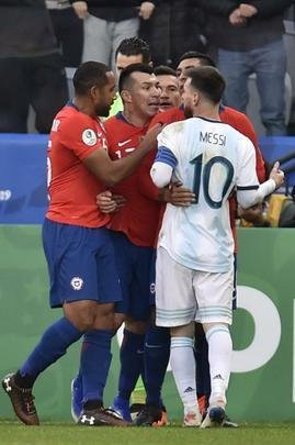 Medel deu peitadas em Messi durante primeiro tempo de Argentina e Chile, e ambos foram expulsos pelo rbitro paraguaio Mario Daz de Vivar. Torcida na Arena Corinthians vaiou a deciso do juiz.