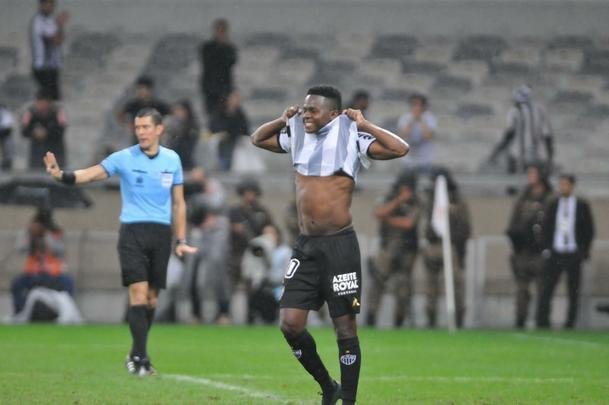 Atltico perdeu por 4 a 3 para o Coln nos pnaltis e foi eliminado da Copa Sul-Americana. Goleiro argentino Burin defendeu penalidades de Rver e Cazares