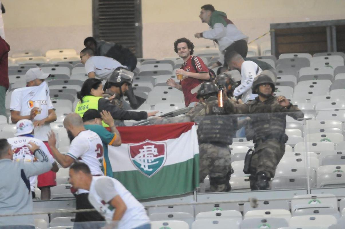 Briga entre torcedores do Cruzeiro e do Fluminense, no Mineiro, antes de jogo pelas oitavas de final da Copa do Brasil. Atrito foi na divisria, no anel superior do estdio