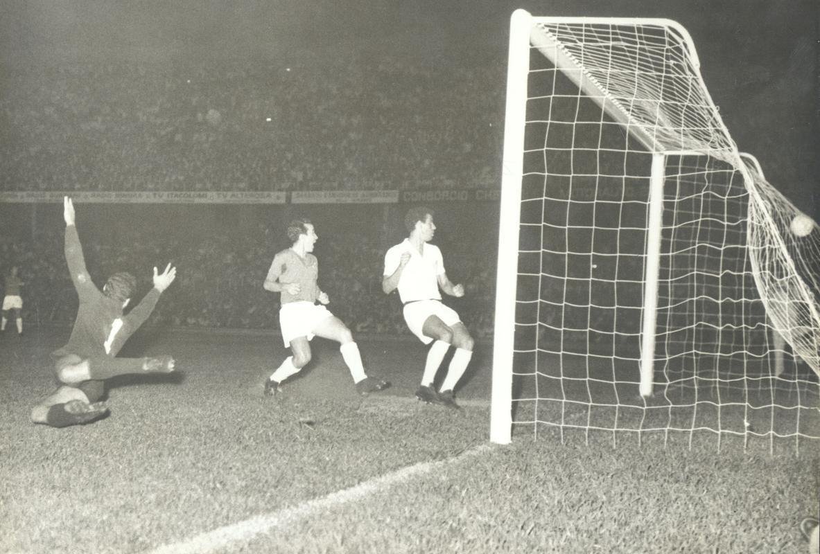 30/11/1966 - Lance do segundo gol do Cruzeiro, marcado pelo atacante Natal, na vitria sobre o Santos, pelo placar de 6 a 2, no Mineiro, em Belo Horizonte, no jogo de ida da final da Taa Brasil de 1966. Na foto, Tosto observa a bola dentro do gol do Santos.
