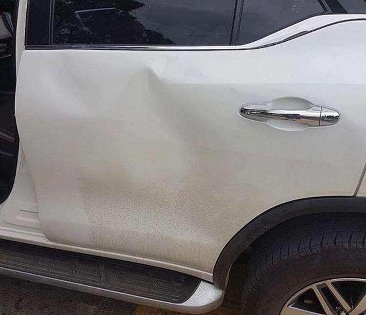 Durante protesto no fim de abril de 2017, torcedores do Atltico danificaram o carro do lateral-direito Marcos Rocha. Principal torcida organizada do Alvinegro, a Galoucura custeou o conserto do veculo. 