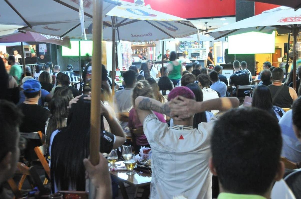 Nesta quinta-feira (2), torcedores do Atltico lotaram os bares de BH para acompanhar Bahia x Galo, jogo adiado da 32 rodada do Campeonato Brasileiro. Na imagem, bares na regio da Savassi.