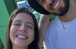 O atacante Felipe Felcio fez registro com a namorada em Salvador, na Bahia.