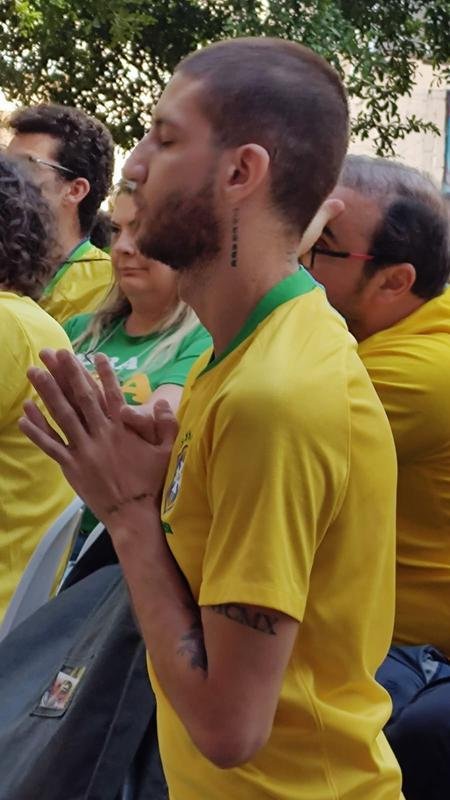 Tristeza da torcida com a eliminao do Brasil na Copa