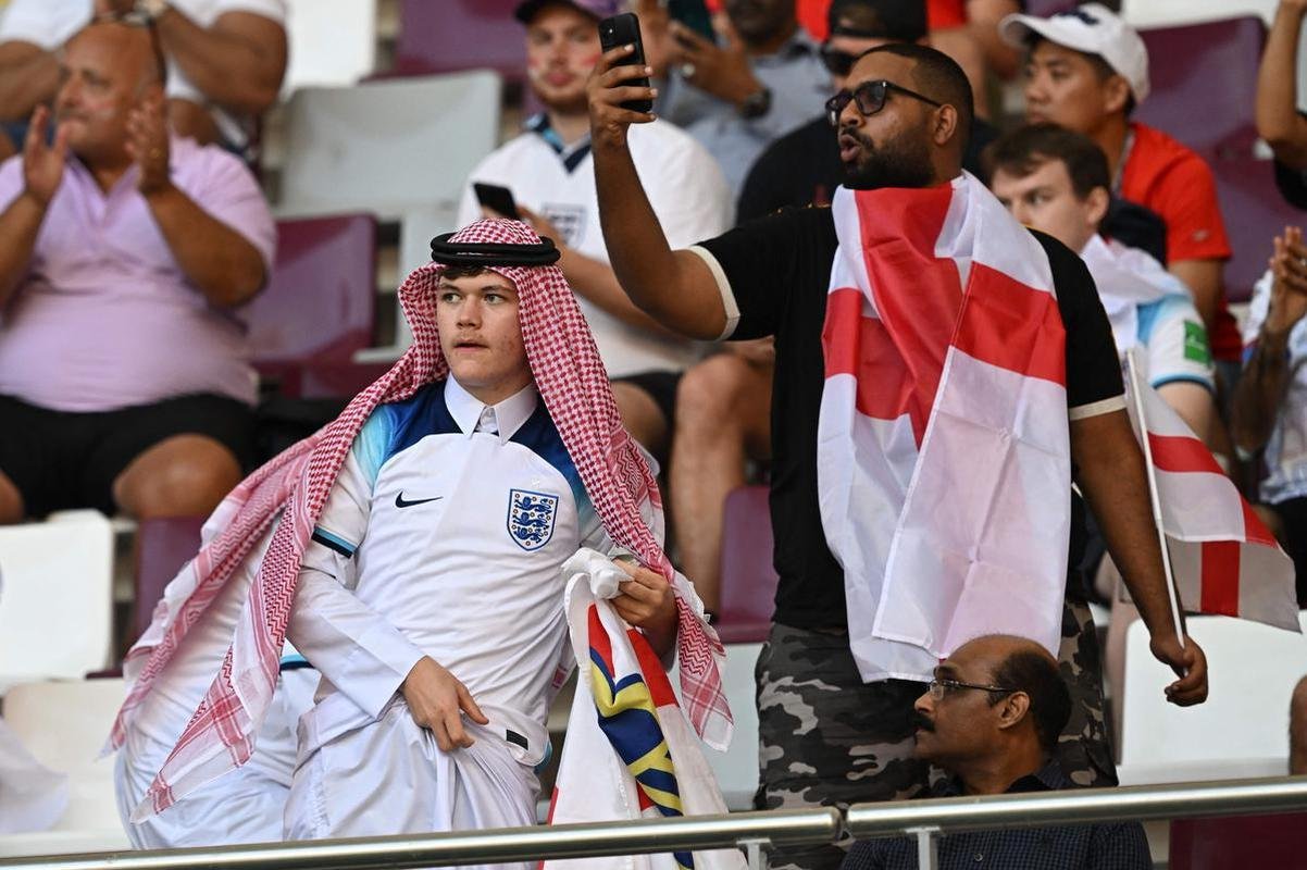 Os torcedores de Inglaterra e Ir no primeiro jogo do Grupo B na Copa do Mundo.