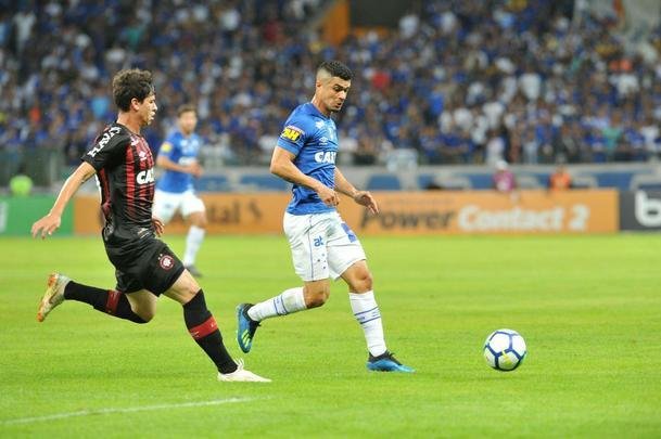 Lances do primeiro tempo da partida entre Cruzeiro e Atltico-PR, no Mineiro, pelas oitavas de final da Copa do Brasil