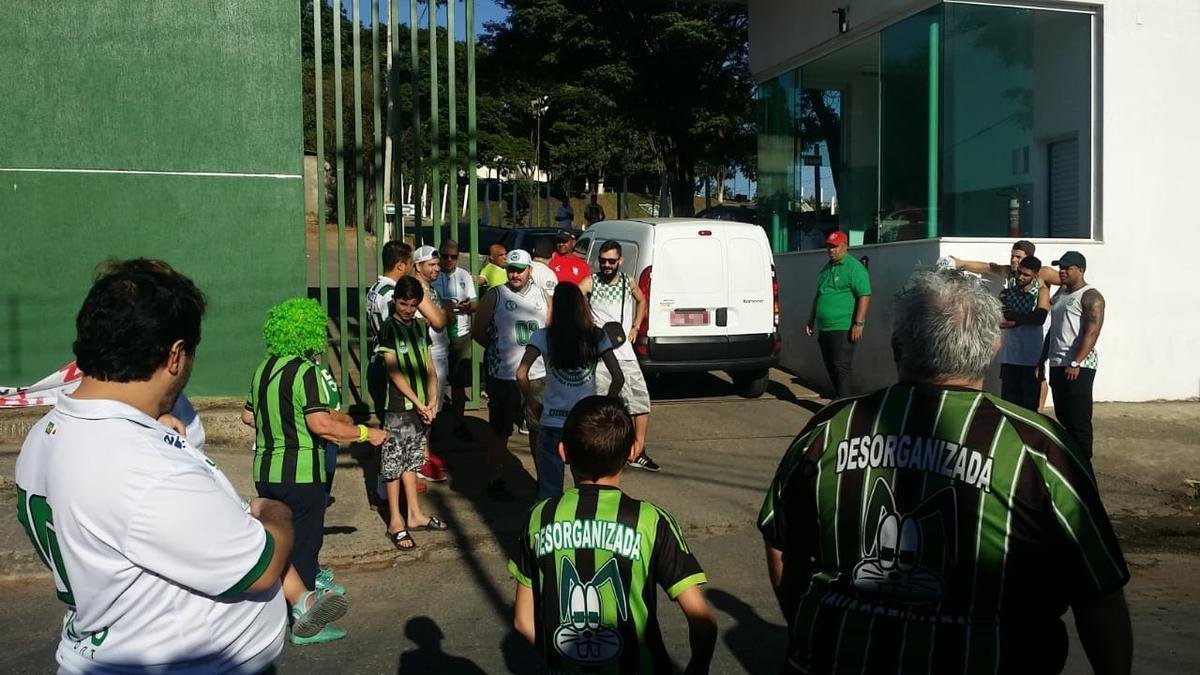 Torcedores americanos fizeram protesto e abordaram os jogadores na porta do CT Lanna Drumond