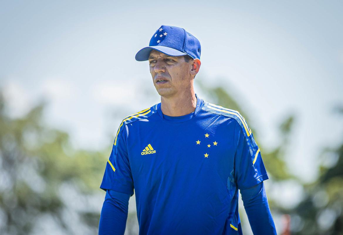 Cruzeiro estreou camisa de treino amarela durante atividade neste domingo (28/03). Uniforme da comissão técnica é na cor azul.