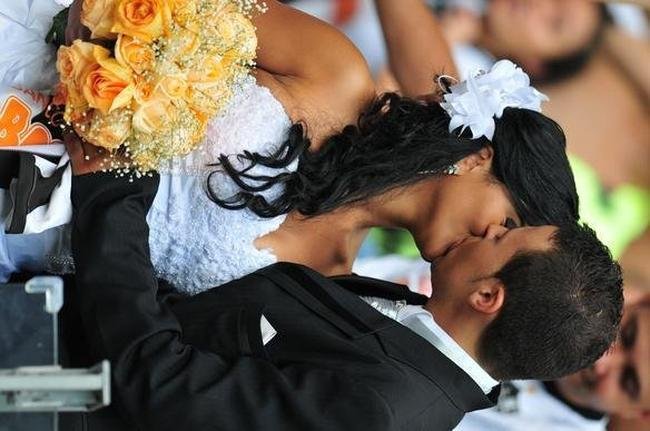 Durante o clssico, noivos se casaram no Mineiro