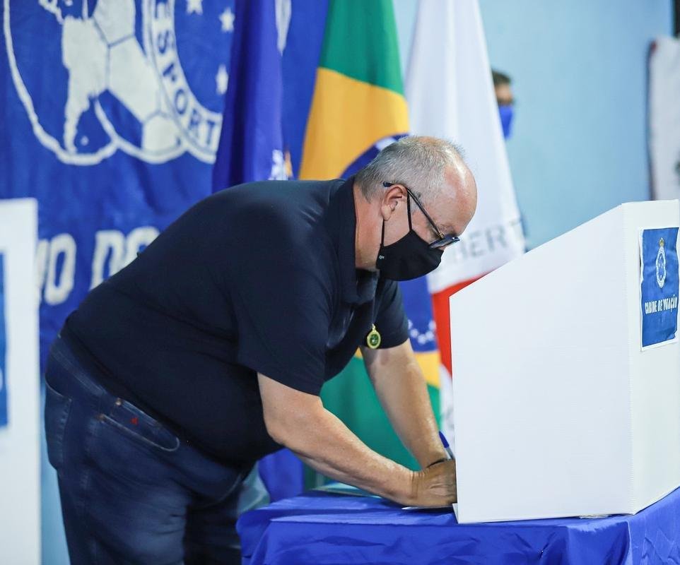 Eleies para a Mesa Diretora do Conselho Deliberativo e para o Conselho Fiscal do Cruzeiro, no Parque Esportivo do Barro Preto, em Belo Horizonte