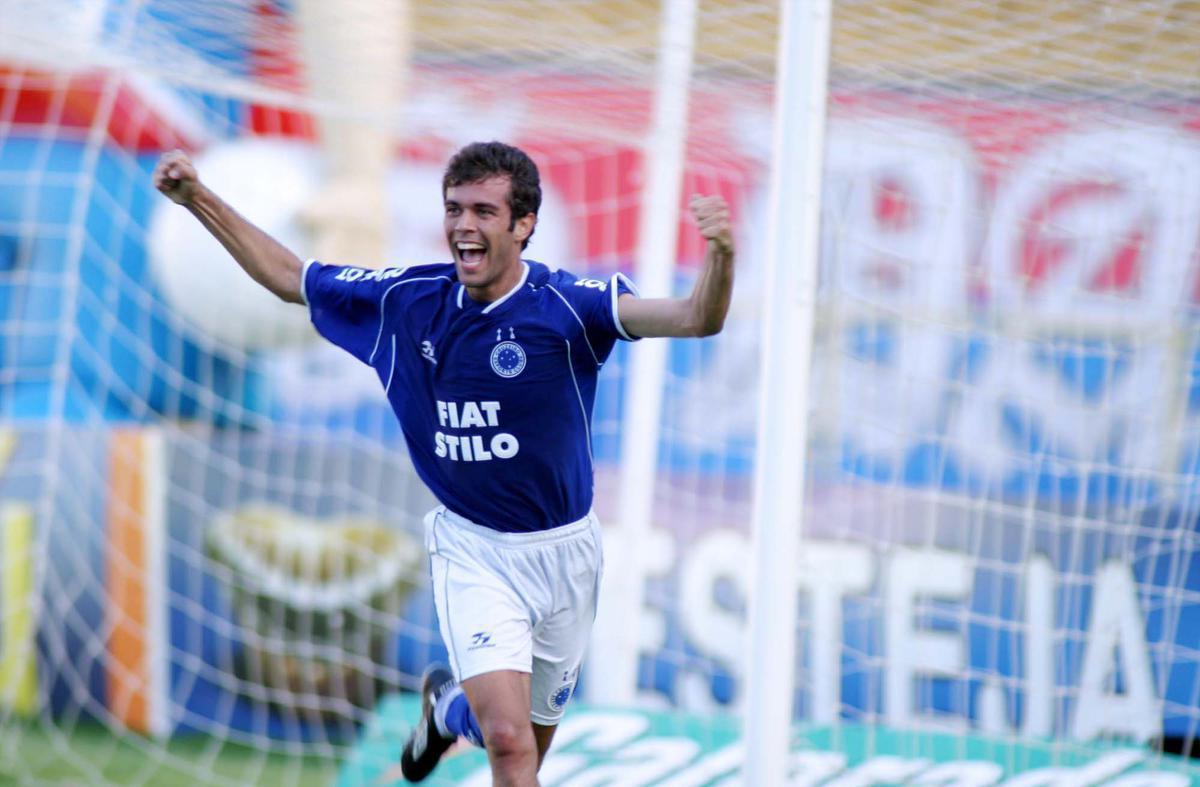 Thiago Gosling voltou ao Cruzeiro em 2008, depois de jogar por Flamengo, Fluminense e Genoa, da Itália. Por causa de lesões, decidiu se aposentar aos 29 anos. Em 2003, ele foi bastante utilizado pelo técnico Vanderlei Luxemburgo, principalmente quando o time jogava no 3-5-2. O zagueiro revelado no América disputou 43 partidas naquela temporada e marcou seis gols.