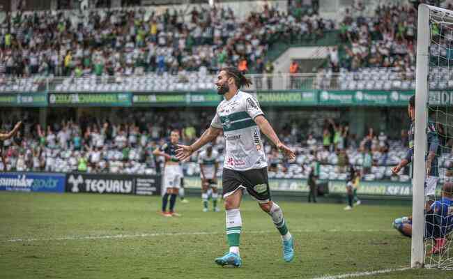 Lo Gamalho fez o segundo gol nos 2 a 0 do Coritiba sobre o Cianorte no Couto Pereira