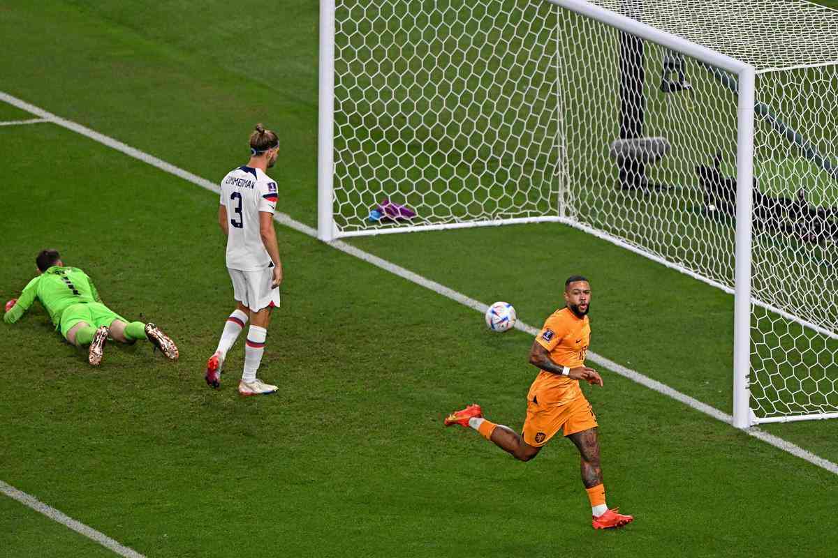 Lances do jogo entre Holanda e Estados Unidos pelas oitavas de final da Copa do Mundo.