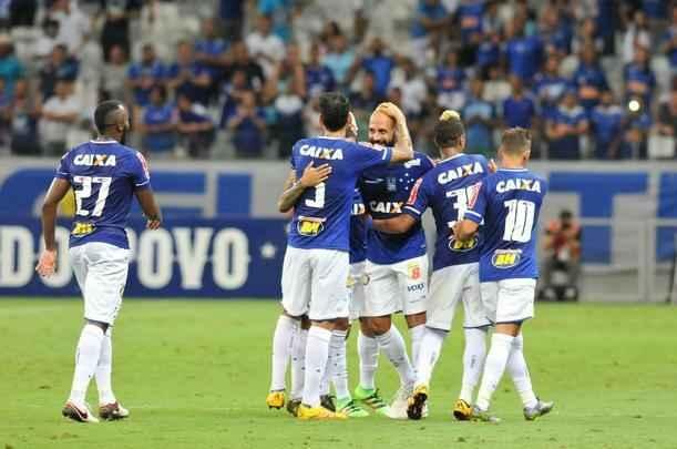 Bruno Rodrigo, de cabea, marcou o primeiro gol do Cruzeiro